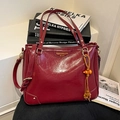 Borsa tote retrò bordeaux in ecopelle lucida con ciondolo decorativo a forma di zucca - Rosso con Pendente