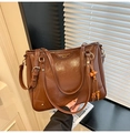 Grande borsa tote vintage marrone in pelle lucida con nappa e tracolla regolabile morbida - Marrone con ciondolo