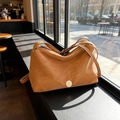 Sac fourre-tout en daim caramel avec logo C doré pour un look bandoulière d'hiver chic - Marron