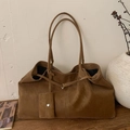 Grand sac fourre-tout rétro en daim marron foncé avec petite pochette sur table en bois - Marron