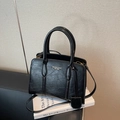Borsa a mano minimalista in pelle PU nera con texture vintage e logo argento lucido - Nero