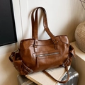 Borsa tote vintage marrone caramello con tasche laterali a rivetti e chiusura a zip metallica - Marrone