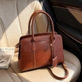 Borsa a mano in pelle marrone caramello con doppi manici e una tracolla lunga sottile - Marrone