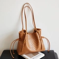 Bolso tote marrón con textura de avestruz, detalle de cordón y correas finas - Marrón
