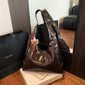 Borsa hobo marrone scuro lucido con borchie argentate e ciondolo a forma di orso di peluche - Caffè con Ciondolo