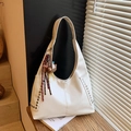 Borsa tote bianca lucida con borchie argentate e ciondoli a forma di orsetto - Bianco con ciondolo