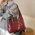 Borsa tote in pelle lucida bordeaux con rivetti argentati e ciondolo peluche - Rosso Vino Con Pendente