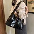 Borsa hobo nera vintage con borchie e un simpatico ciondolo a forma di orsetto - Nero con ciondolo