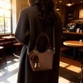 Borsa a secchiello vintage in pelle PU marrone scuro con ciondolo e perline di legno - Con Ciondolo / Marrone