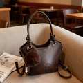 Borsa a secchiello marrone retrò con ciondolo a pompon e logo inciso e tracolla sottile - Con Ciondolo / caffè