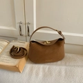 Karamellfarbene Wildleder-Eimertasche mit Goldverschluss und verstellbarem Riemen - Braun