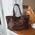 Borsa tote retrò grande capacità in pelle martellata marrone scuro e finiture dorate - Marrone