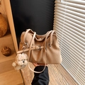 Elegante borsa tote in finta pelle scamosciata kaki con bordo a onda e ciondolo orso - Cachi con Pendente