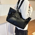 Borsa tote nera capiente in pelle PU con cinturino decorativo e fibbia in metallo - Nero