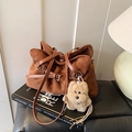 Borsa tote vintage in finta pelle scamosciata marrone con fibbia e ciondolo a cucciolo - Marrone con ciondolo