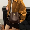 Vintage dunkelbraune Eimer-Tasche aus Kieselleder mit goldenem Drehverschluss und Riemen - Schokolade