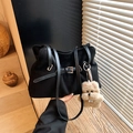 Borsa tote nera plissettata con fibbia argento e ciondolo a forma di cane peluche - Nero con ciondolo
