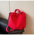 Détail d'un sac seau en toile rouge avec fermeture à cordon et bandoulière - Rouge