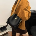 Klassische schwarze Eimer-Tasche aus genarbtem Leder mit goldenem Drehverschluss - Schwarz