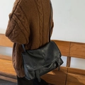 Retro zwarte matleren messenger tas met grote capaciteit gedragen door een model in een trui - Zwart