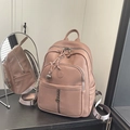 Detail des altrosa Rucksacks aus Kieselleder mit Metallreißverschlüssen und Spiegelung - Rosa