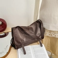 Vintage donkerbruine crossbodytas van leer met klepsluiting en brede schouderriem - Cacaobruin