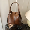 Bolso cubo vintage de cuero encerado marrón con correa ancha de estilo retro - Arena