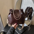 Bolso tipo cubo color chocolate brillante con correa ancha de patrón geométrico - café