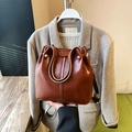 Bolso cubo vintage de cuero marrón con correa ancha geométrica y remaches de oro - Marrón