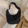 Sac hobo minimaliste en toile noire avec large bandoulière et poche zippée - Noir