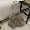 Detail der weichen aprikosenfarbenen Plüsch-Tasche mit Pompons und schmalem Schultergurt - Khaki