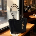 Grote zwarte leren shopper met kralenhanger en modieus logo in reliëfopdruk - Zwart