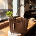 Vintage bruine shopper van PU-leer met lange riemen en een kralenhanger accessoire - Bruin