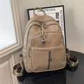 Beiger Rucksack aus Leder mit Litschimuster, Metallketten und Glockenanhänger - Khaki