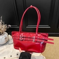 Borsa sottobraccio rossa retrò in ecopelle con fibbie argento e finitura lucida - Rosso