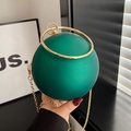 Modische grüne kugelförmige Abendtasche aus Acryl mit goldenem Ringgriff und Kette - Grün