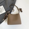Borsa a secchiello marrone con motivo litchi, foulard in seta e tracolla regolabile - Grigio Elefante (Con Ciondolo)