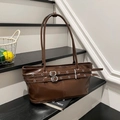 Borsa a spalla marrone scuro lucido con fibbie argentate decorative e occhielli in metallo - Marrone