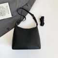 Elegante borsa hobo nera in pelle litchi con tracolla regolabile e di ricambio - Nero (Senza Ciondolo)