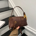 Sac polochon rétro marron foncé en cuir mat avec chaîne dorée et bandoulière - Marron