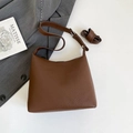 Borsa a secchiello in pelle marrone a grana litchi con tracolla regolabile chic - Caffè (Senza Pendente)