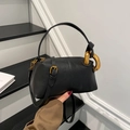 Sac polochon noir minimaliste en cuir mat avec anneau en métal doré élégant - Noir