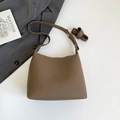 Secchiello in pelle marrone con grana litchi e doppie tracolle dal design minimalista - Grigio Elefante (Senza Ciondolo)
