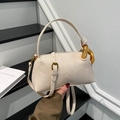 Sac oreiller minimaliste en cuir beige pour femmes avec détails de chaîne dorée décorative - Blanc