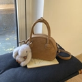 Borsa a conchiglia in pelle scamosciata caramello con ciondolo a forma di coniglio - Marrone con ciondolo