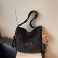 Grande borsa tote nera in pelle invecchiata con logo a rilievo e ciondolo orso - Nero con ciondolo