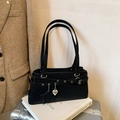 Borsa Boston in pelle nera con borchie argento, ciondolo a cuore e stella decorativa - Nero