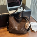 Borsa tote retrò marrone scuro con lettere a rilievo e ciondolo orsetto morbido - Caffè con Ciondolo
