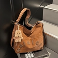 Borsa a spalla marrone opaca con toppa a lettere e ciondolo a forma di orso - Marrone con ciondolo