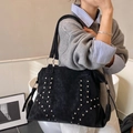 Grande borsa tote in pelle scamosciata nera con borchie argentate e anelli di metallo - Nero